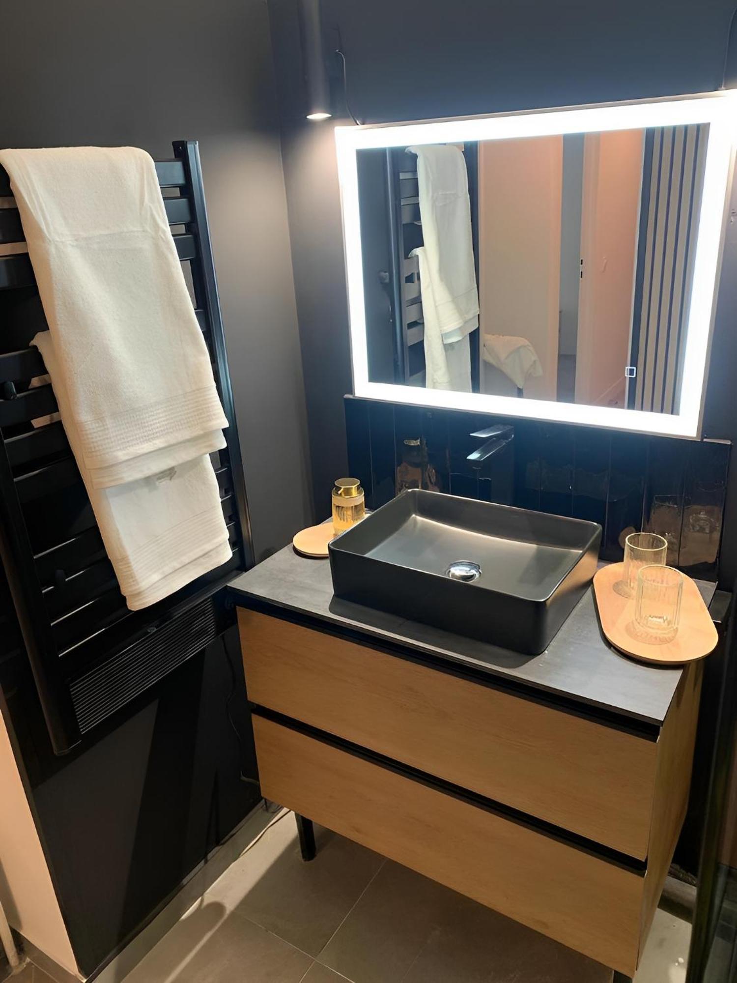 Magnifique Appartement, 3 Min De Paris 르발루아페레 외부 사진